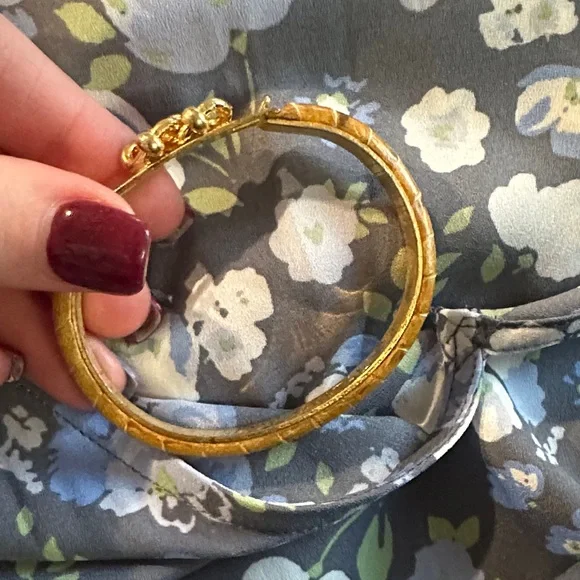 Elegant Gold Bracelet - Picture 9 of 10